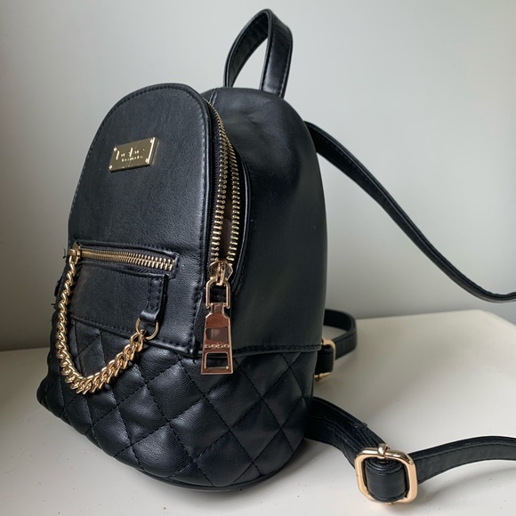 active backpack lululemon active backpack 10L. pros: lightweight, perfect for traveling, reservoir  option, interior zip pocket (phone), day pack for the trail essentials.  cons: the straps are wider, and the mesh is ok. I prefer